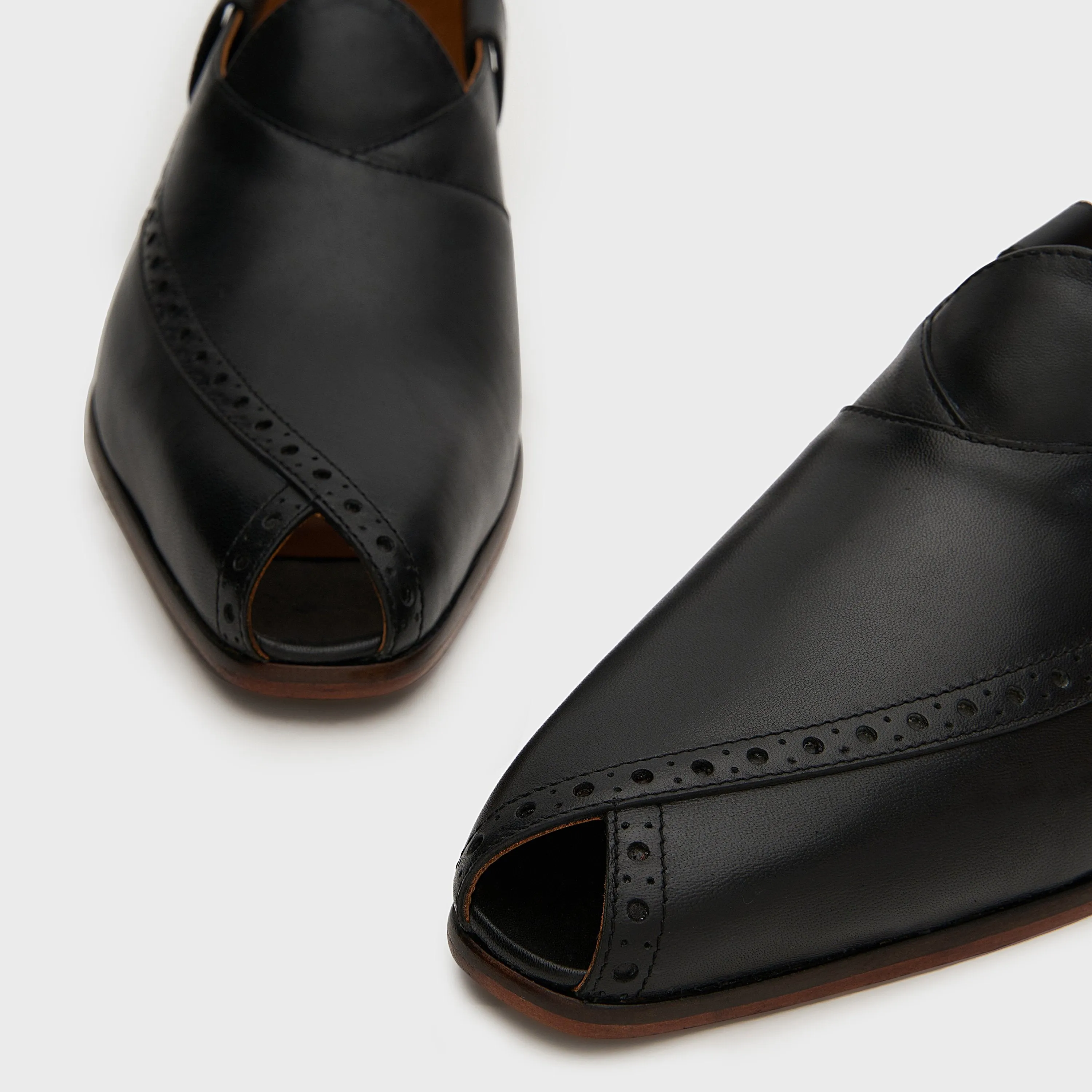 Peshauri Brogue | Black Leather